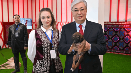 Мемлекет басшысына Наурыз есімді тазының күшігі сыйға тартылды