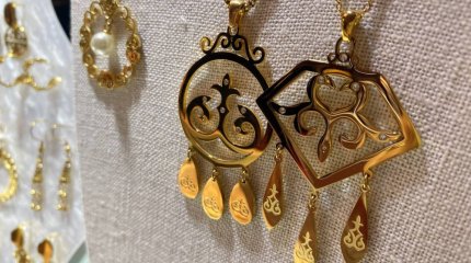 Қытайдағы қазақ қызы ерекше әшекей бұйымдар жасайды