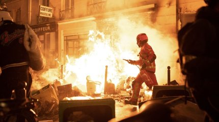 150 полицейских и жандармов ранены во время беспорядков во Франции