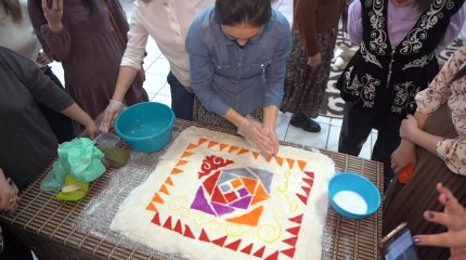 "Киізден жасалған бас киім, аяқ киім, киіз кәжекей, сөмке мен түрлі аксессуарларға сұраныс жоғары",-қолөнер шебері