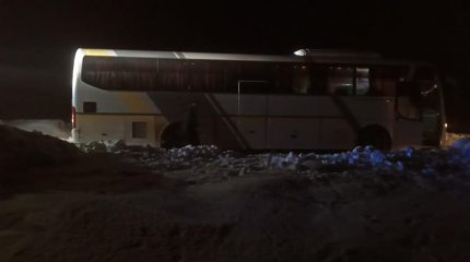 Спасатели эвакуировали порядка 30 человек из снежного заноса в Карагандинской области