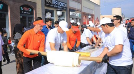 Өзбекстандық 100 аспаз 80 келі еттен бір шаурма жасады