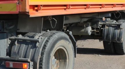 Өскеменде КамАЗ-дың тіркемесі көшеде кетіп бара жатқан тұрғынды қағып өлтірді