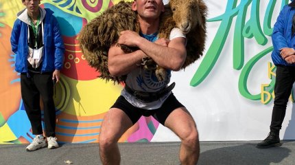 Казахстанец установил новый рекорд по приседанию с барашком