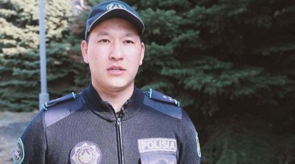 Алматыда кәмпитке қақалып қалған қызды өтіп бара жатқан полицей құтқарып қалды