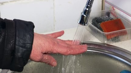 Обещанного три года ждали: после материала журналистов в селе СКО подключили водопровод