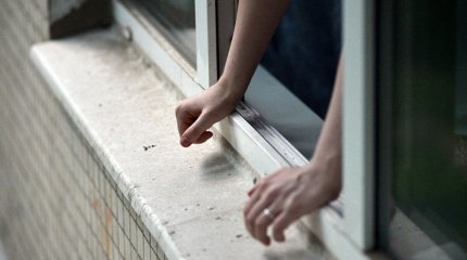 Астанада жасөспірім қыз 9-қабаттан секірмек болған