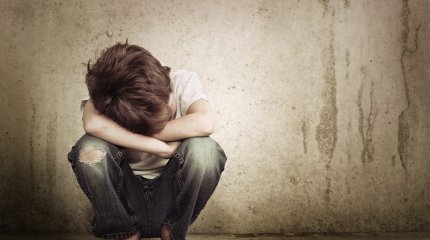 Жасөспірімдер 8 жасар баланы қорлаған