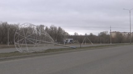 В Актобе сдуло фонарные столбы