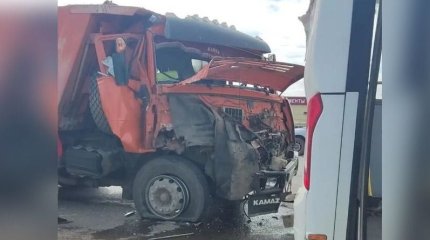 Оралда жолаушылар автобусы мен КамАЗ ауыр жүк көлігі соқтығысты