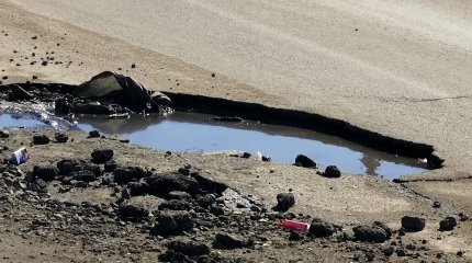 Қызылжарда қармен бірге тақтайдай тегіс асфальт еріп кетті