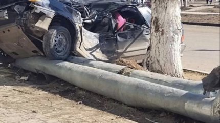 Костанаец врезался в теплотрассу и погиб