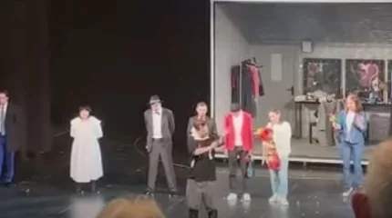 Театр басшысы қысым көрсеткен: Актер сахнада тамырын кесіп тастады