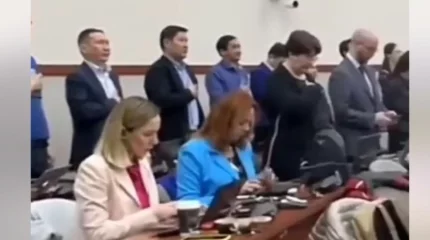 "Қайда тұратынын, кімнің арқасында шалқып жүргенін білмей ме": Әнұран шырқалып жатқан кезде орындарынан тұрмаған журналистер сынның астында қалды