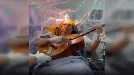 Науқас миына ота жасалып жатқан сәтте 4 сағат бойы гитарада ойнаған