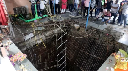 Үндістанда діни мереке кезінде тұрғындар құдыққа құлаған: 35 адам көз жұмды