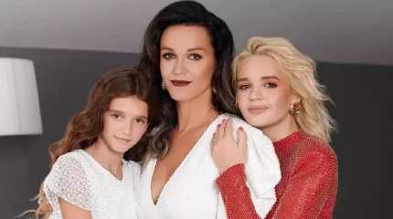 "Таңнан бері жылап жүрмін": Танымал әнші 42 жасында әже болды