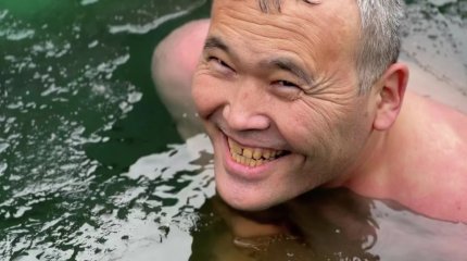 1 час 15 минут в ледяной проруби продержался житель Астаны