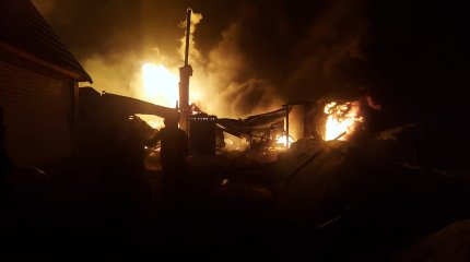 Взрыв в горящем доме предотвратили пожарные Усть-Каменогорска