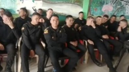 Протестующие в Колумбии взяли в заложники почти сотню полицейских