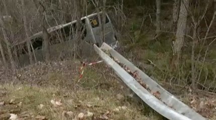 Школьный автобус с 40 детьми упал в реку во французских Альпах