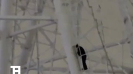 Попытка суицида или ремонт? Мужчина забрался на колесо обозрения в Астане