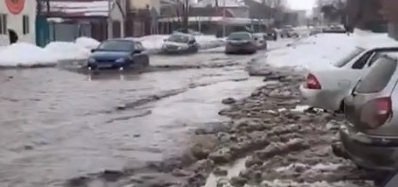 Актобе "поплыл": горожане делятся видео затопленных дорог