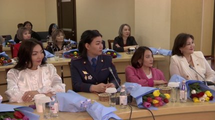 Больше половины госслужащих в Казахстане - женщины