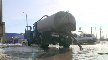 Круглосуточно откачивают воду с затопленных улиц Актобе