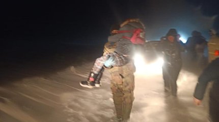 С заметённых костанайских трасс эвакуируют людей