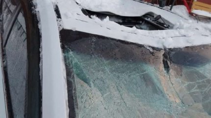 Снег с крыши разбил авто актюбинца