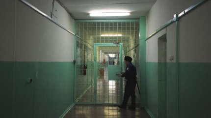 Душил мать и бил полицейских: байконурца передали правоохранителям Казахстана