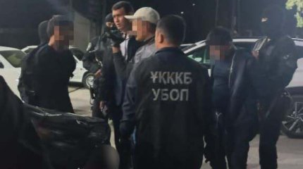 Угрожали ножом и требовали пять миллионов: задержание вымогателей попало на видео