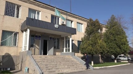 Бесінші сынып оқушысын зорлаған кім?