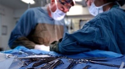 Пьяный мужчина упал с высоты на коляску с ребенком: врачи борются за жизнь малыша