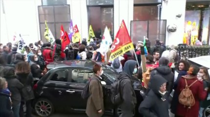 Протестующие взяли штурмом штаб-квартиру компании LVMH в Париже