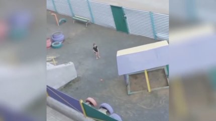 Ребёнок босиком и без штанов ушёл из детского сада в Караганде