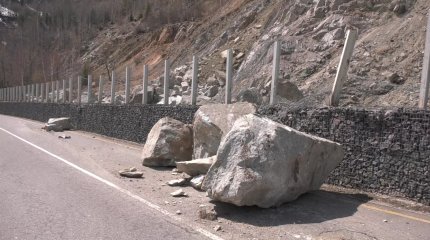 Алматыда таудан опырылып түскен тас Шымбұлаққа барар жолды басып қалды