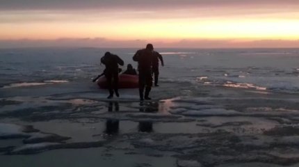 Унесло на льдине: два рыбака едва не утонули в ВКО