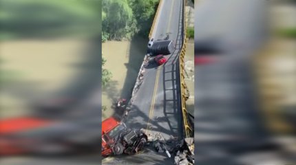 Двое полицейских погибли при обрушении моста в Колумбии