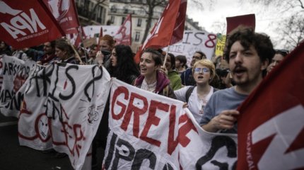 Массовые беспорядки во Франции: в стране начались поджоги и стычки с полицией