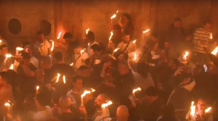 Благодатный огонь сошел в храме Гроба Господня в Иерусалиме