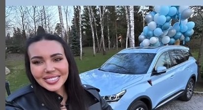 Самойлова и Боня похвастались новыми машинами