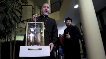 Благодатный огонь доставили в Алматы