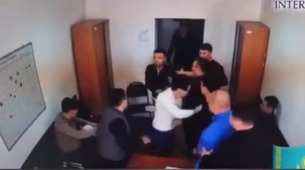 Полицейский начальник ударил подчиненного в Актау