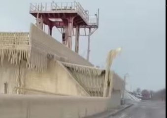 Обледеневшее водохранилище в СКО шокировало казахстанцев