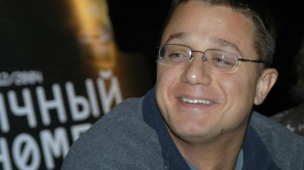 Алексей Макаров тайно женился на юной стюардессе