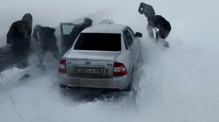 Трассада қалған 65 көлік қар құрсауынан шығарылды