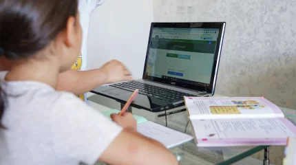 Астаналық оқушылар мен студенттер қашықтан оқып жатыр