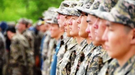 "Азғындықтың ордасына айналып кетті": Сенатор әскердегі проблеманы көтерді